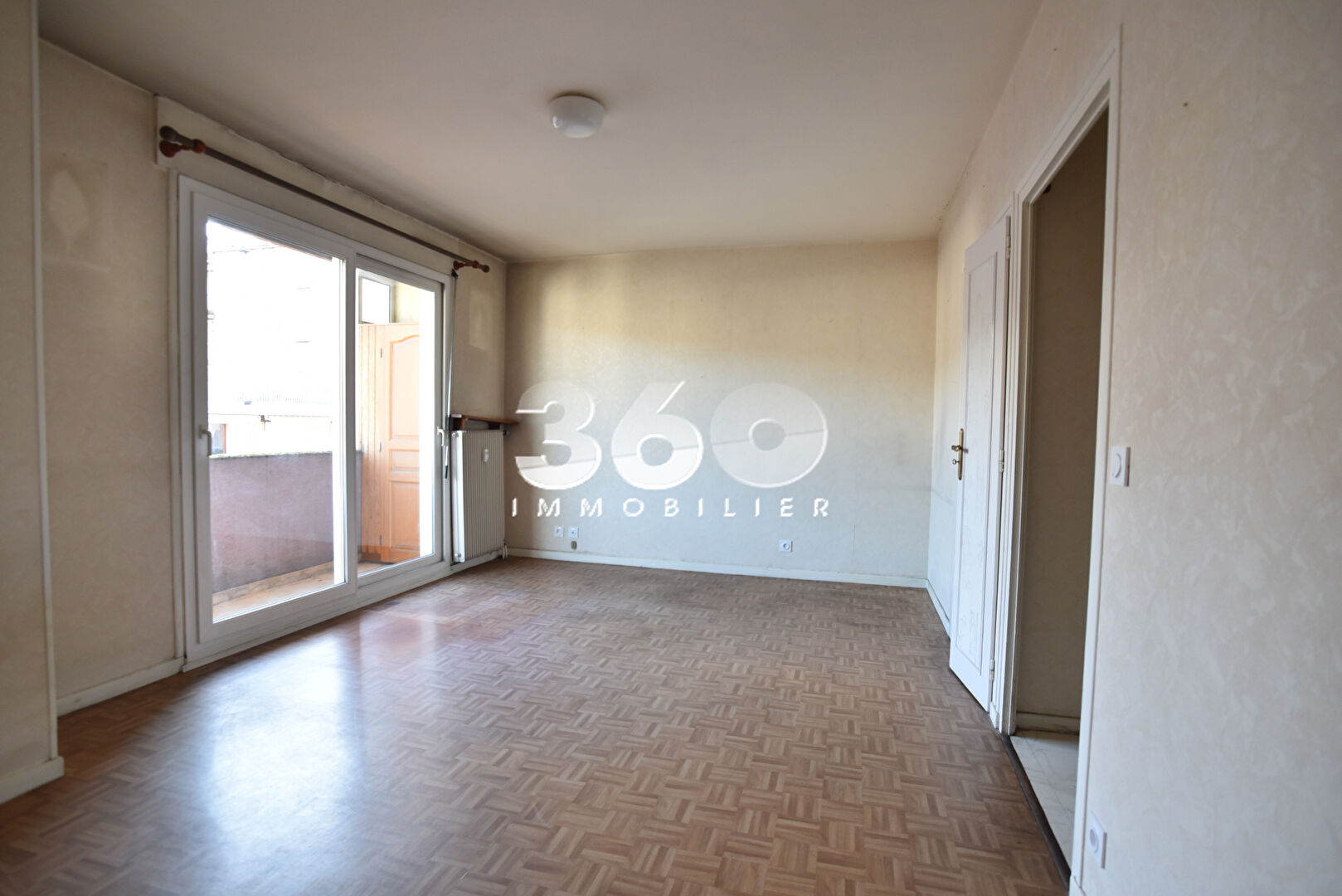 photo À VENDRE ? Studio avec balcon et vue montagne