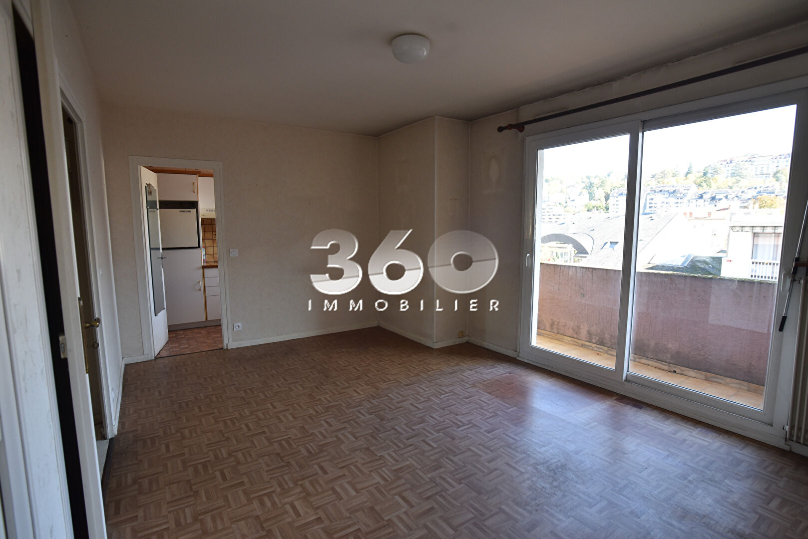 photo À VENDRE ? Studio avec balcon et vue montagne