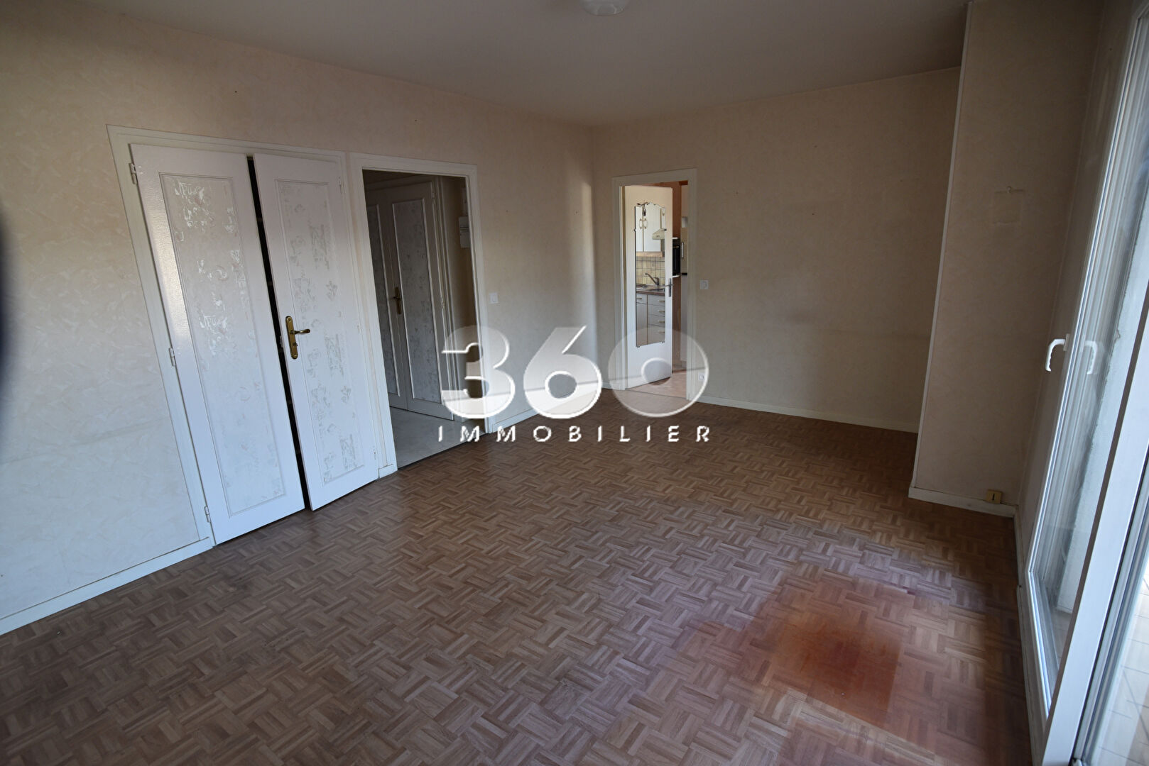 photo À VENDRE ? Studio avec balcon et vue montagne