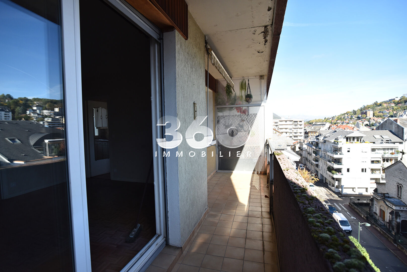 photo À VENDRE ? Studio avec balcon et vue montagne