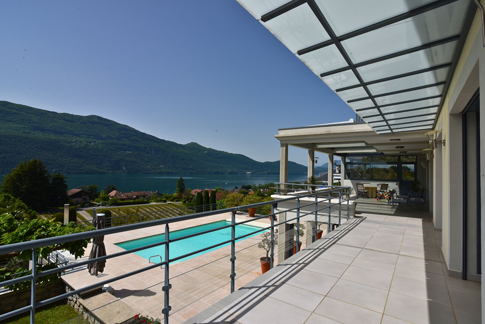 photo Très belle propriété de 500 m² à Brison St Innocent  avec vue imprenable sur le lac 