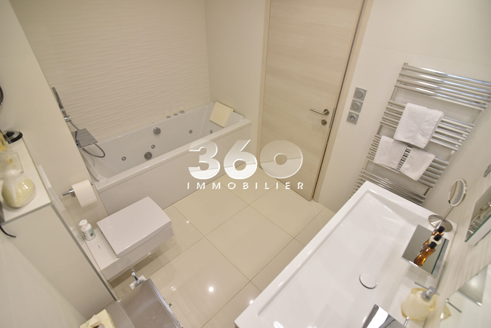 photo T4 en attique -123 m² - Terrasse panoramique 115 m² - Vue lac - Brison-Saint-Innocent 